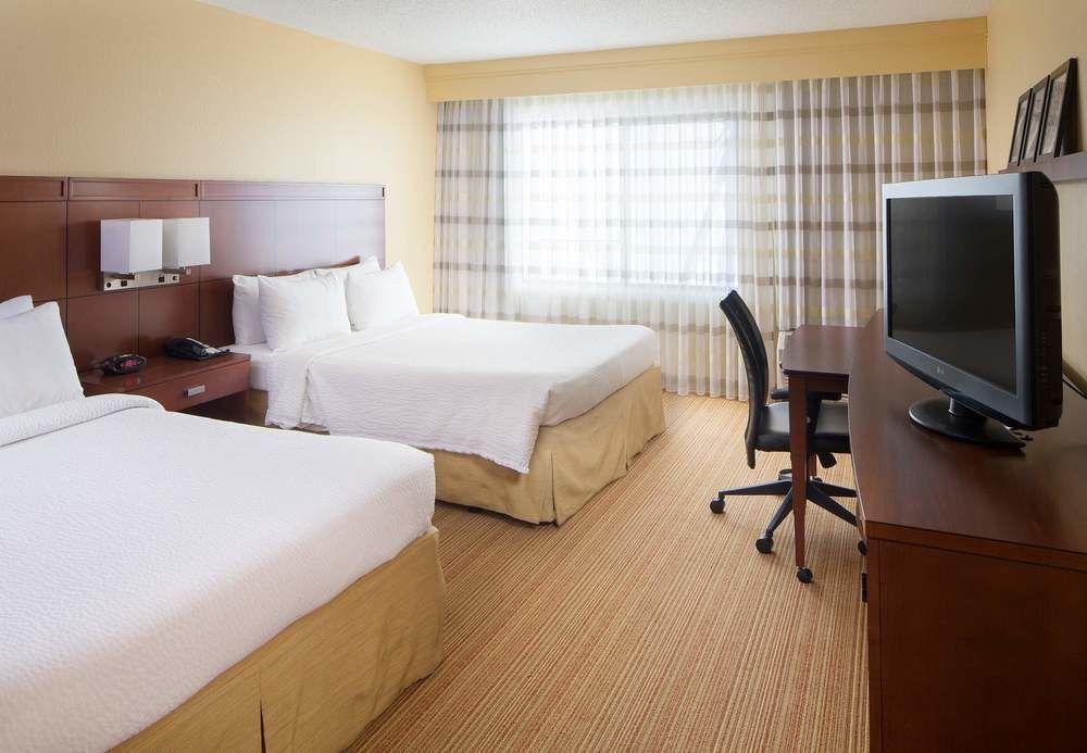 Courtyard By Marriott Фейетвилл Экстерьер фото